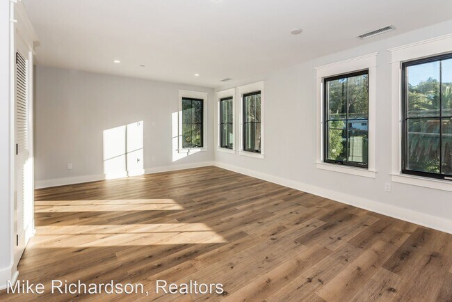 Foto del edificio - 2121 Sycamore Canyon Rd
