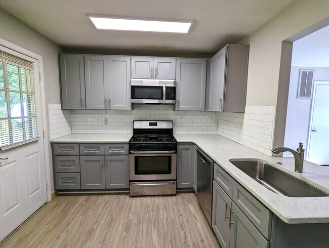 Building Photo - 3906 Lexington Dr