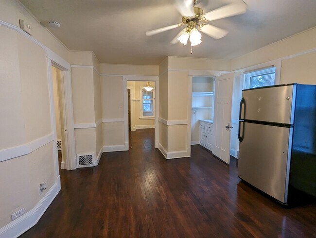 Building Photo - APPLY NOW! Gorgeous 2 Bedroom Lower Unit i...