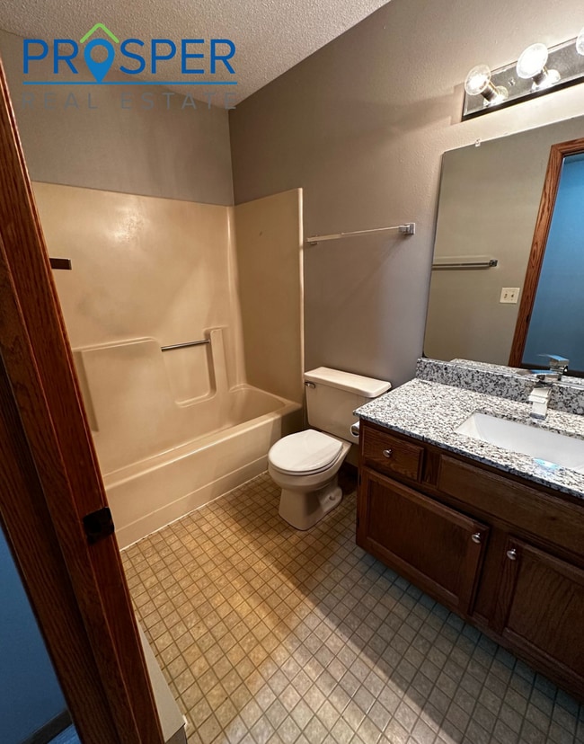 Building Photo - Spacious 3 Bedroom In Quiet Area
