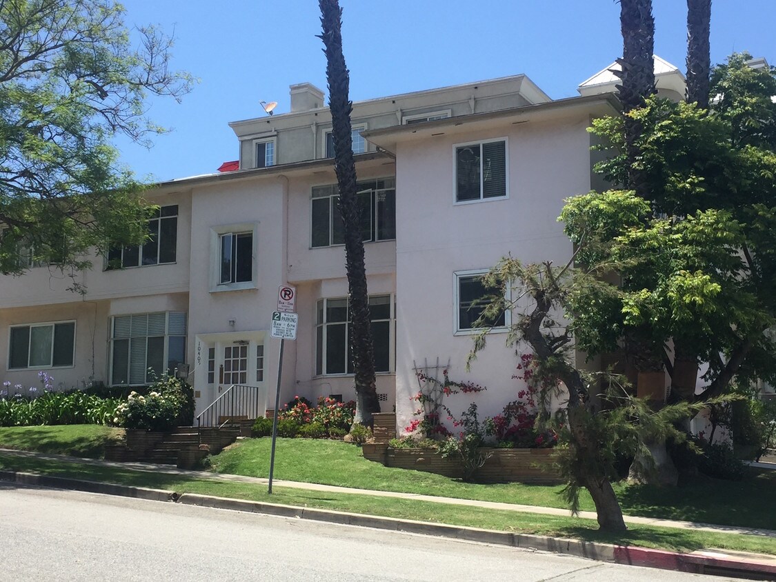 Street Front - 10405 Almayo Ave
