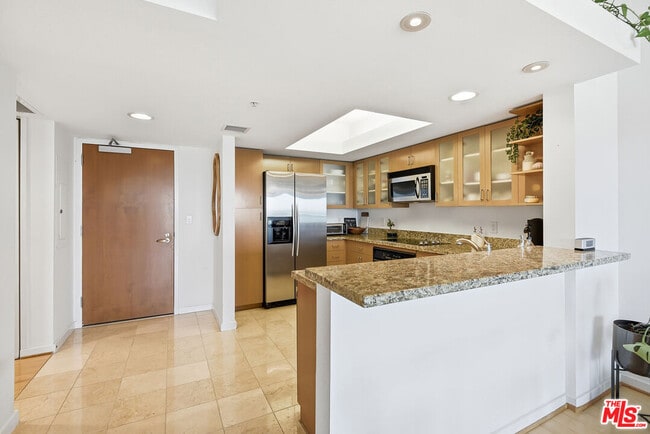 Building Photo - 13700 Marina Pointe Dr