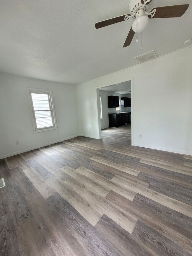 Building Photo - Recently Renovated 2 Bedroom 1 Bath Home!