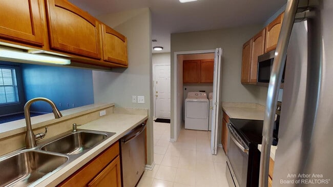 Building Photo - 2774 S Knightsbridge Cir
