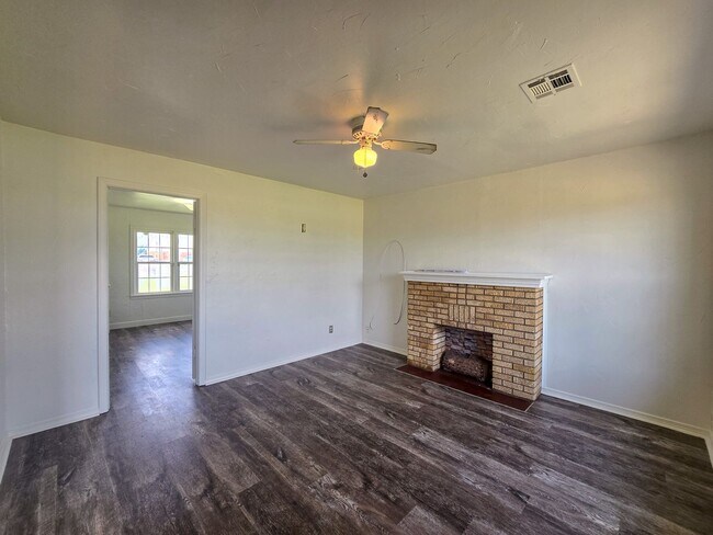Building Photo - 2 bedroom 1 bath with 1 car garage in Tecu...