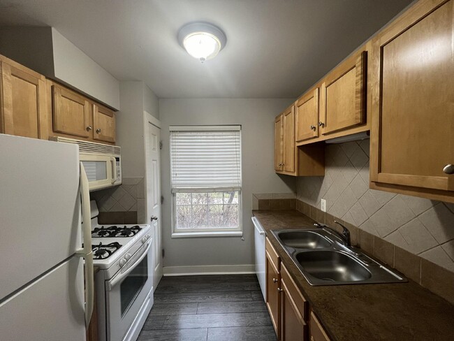 Building Photo - End Unit 2BR Condo