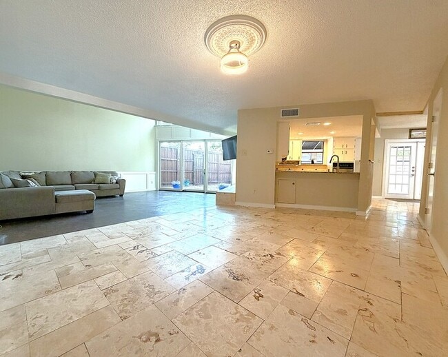 Foto del edificio - 3-2.5-2 Town home on the Historic Bricks of Camp Bowie