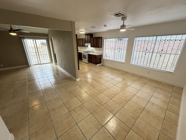 Foto del edificio - Newly Renovated 3bed/3Bath W/ private studio located in E. Las Vegas