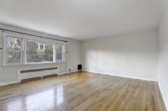 Building Photo - 40 Hauxhurst Ave