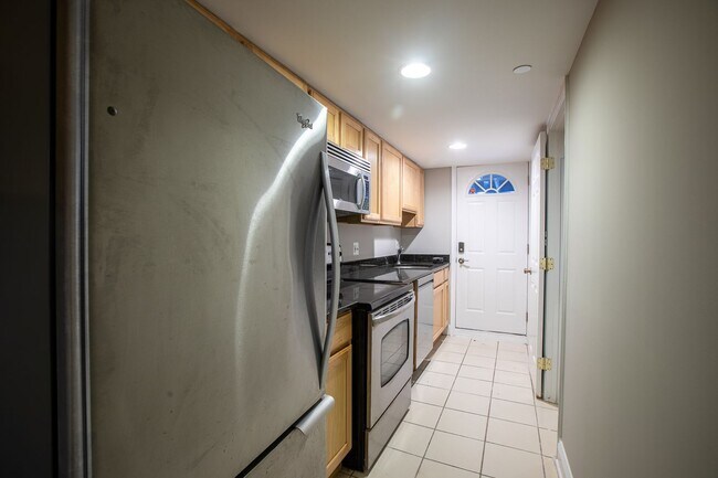 Building Photo - Spacious Studio Apartment in Capitol Hill!