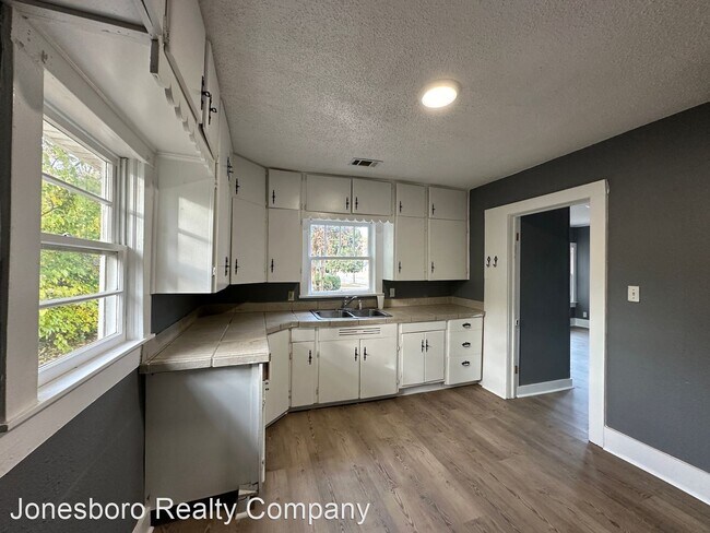Building Photo - 3 br, 1 bath House - 704 W. Nettleton Ave.