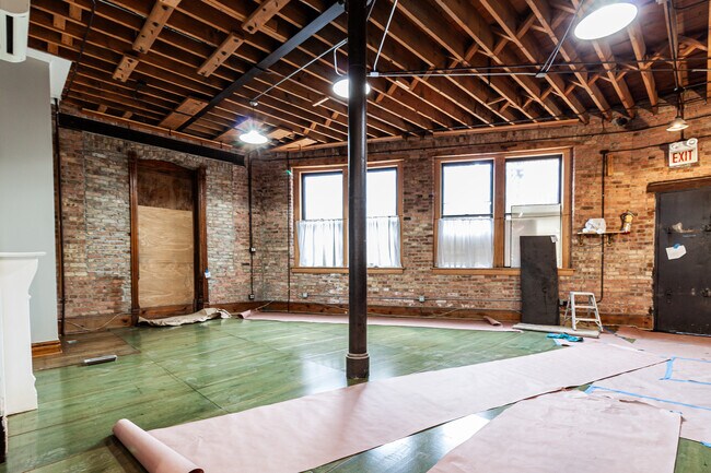 Building Photo - 934 W Roscoe St