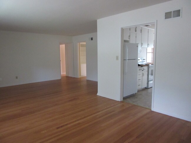 Sala de estar/comedor - 7602 Baltimore Ave