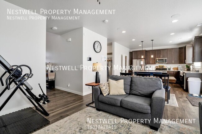 Building Photo - Newer 4-bed Home in West Haven