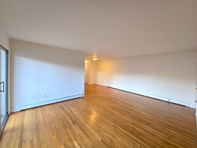 Foto del edificio - Updated, spacious 1st fl 1-bedroom/1-bathroom condominium with most utilities included & lots of ...