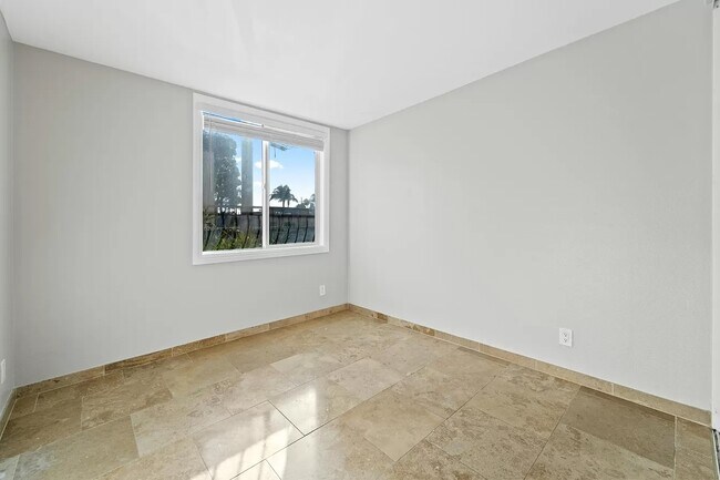 Building Photo - 1472 Iris Ave