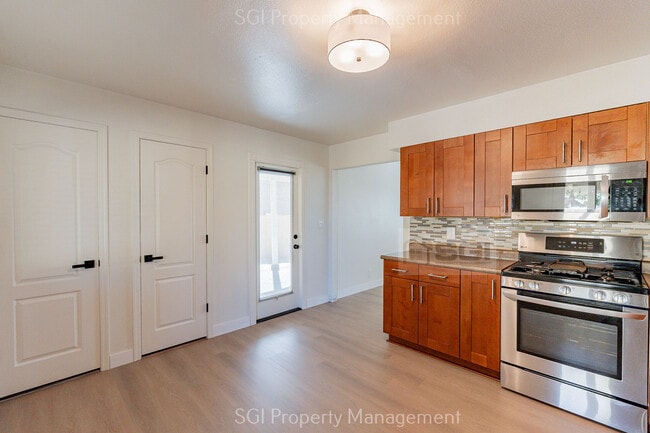 Building Photo - Half off 1st months rent with 18 month lease