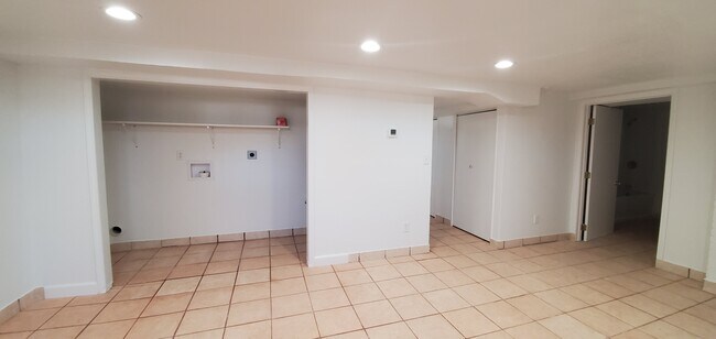 Área de lavandería contigua a la sala de estar - 705 S 8th St
