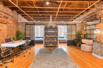 Building Photo - 7 Rue Notre-Dame Ouest-SI FL3-ID1602038P