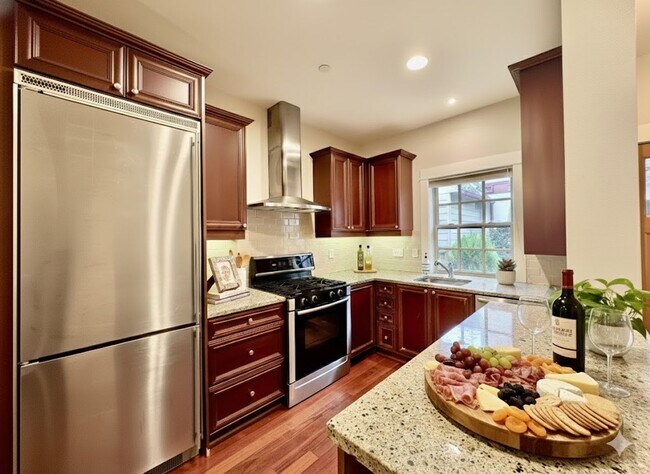 Building Photo - Luxury Townhome in Lake Oswego’s Coveted First Addition | Garage Included!