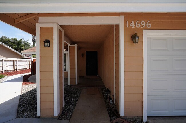 Foto del edificio - 14696 Joshua Tree Ave