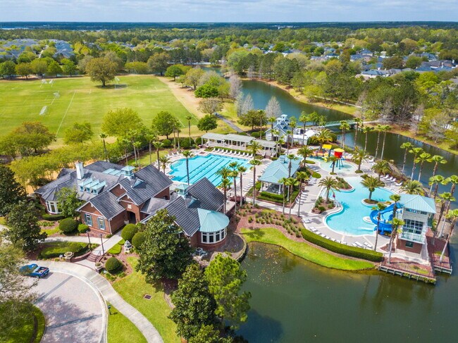 Foto del edificio - Oakleaf Plantation 3-Bedroom Townhouse in Towering Oaks – Spacious 1450 Sq Ft Living with 2 Full ...