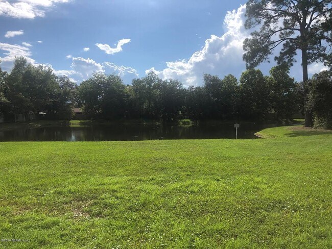 Foto del edificio - 7920 Merrill Rd
