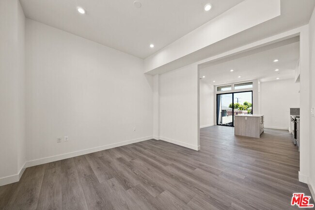 Foto del edificio - 1202 N Orange Grove Ave