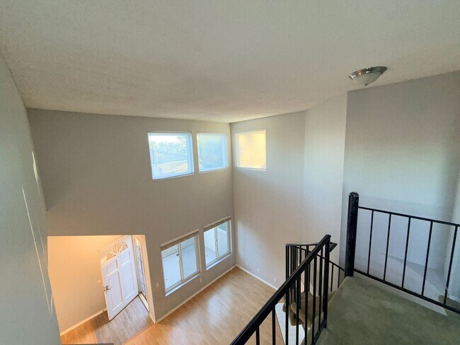 Foto del edificio - Ontario Condo in Gated community