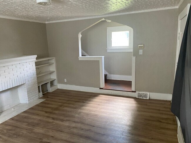 Foto del edificio - Spacious 3-Bedroom Home for Lease in Akron