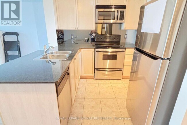Photo du bâtiment - 1-1801 Elm Dr W