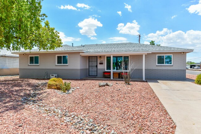 Building Photo - 2051 W Solano Dr