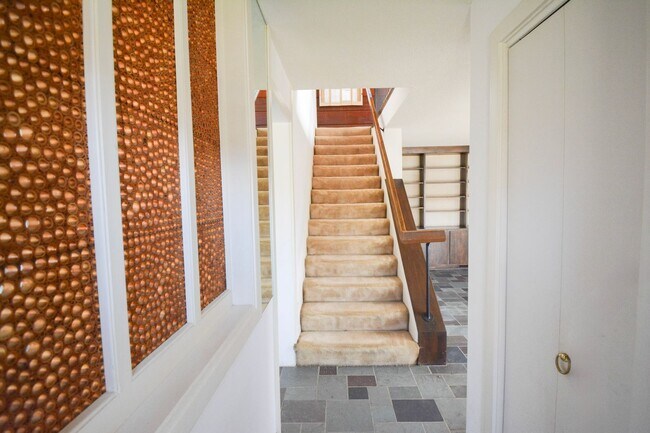 Foto del edificio - Character-Filled 3 Bedroom on Historic Pill Hill Available NOW!