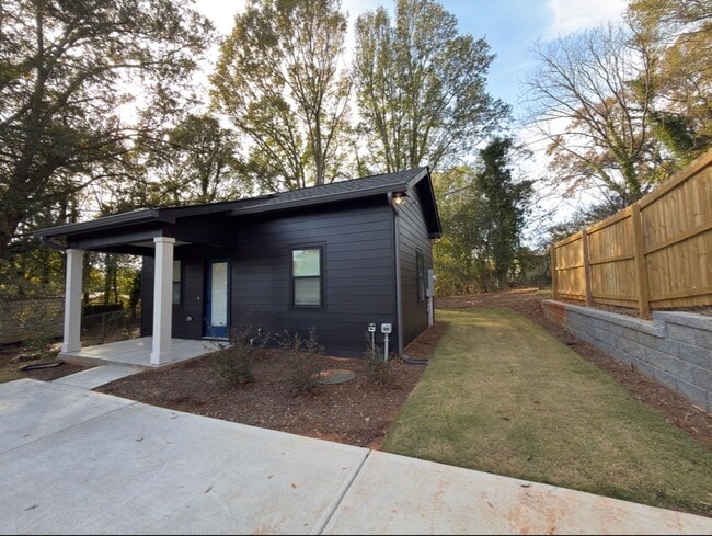 Building Photo - PRE- LEASING FOR MAY 1ST 2026!