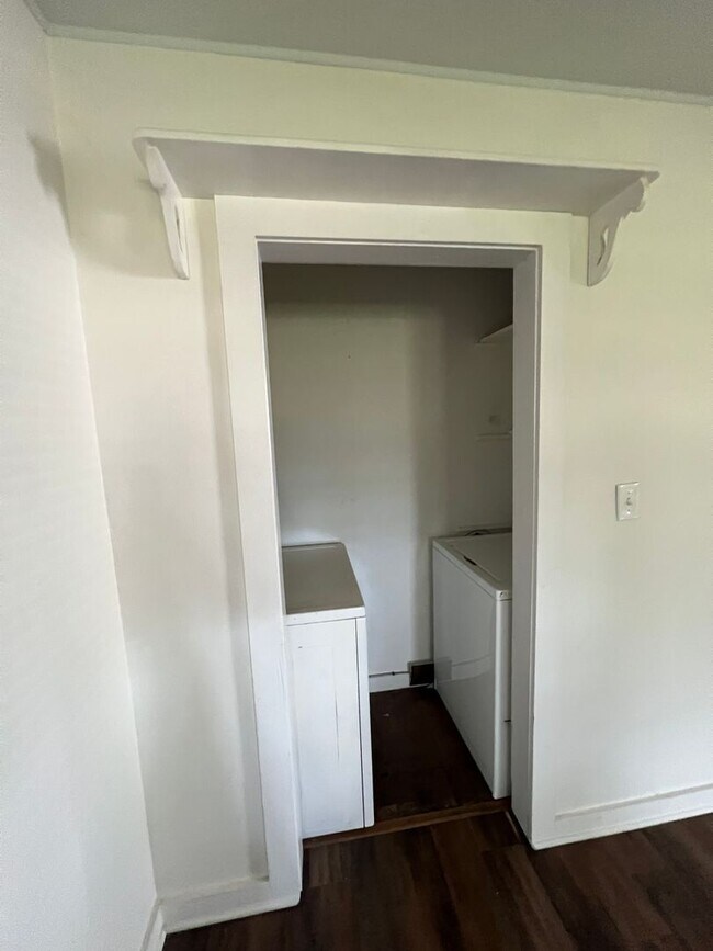 Building Photo - Standalone home with yard close to Square!