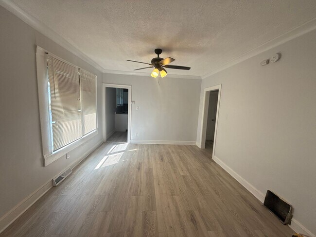 Building Photo - Available Now - Single Family House 4 Bedroom 2 Bath located in Roseland