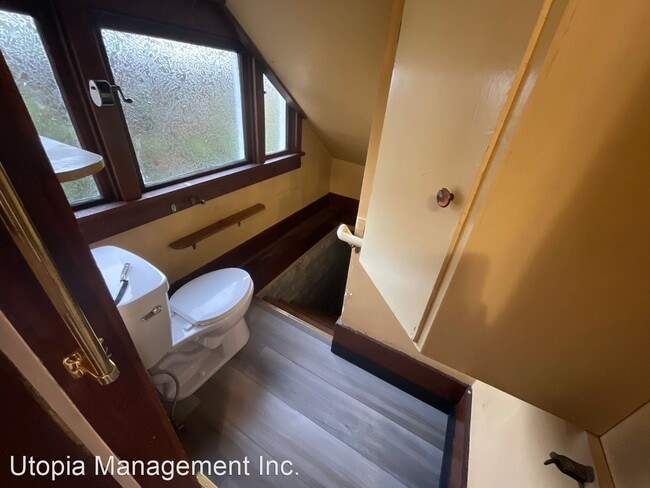 Building Photo - 3 br, 1.5 bath House - 617 E. Chestnut St.