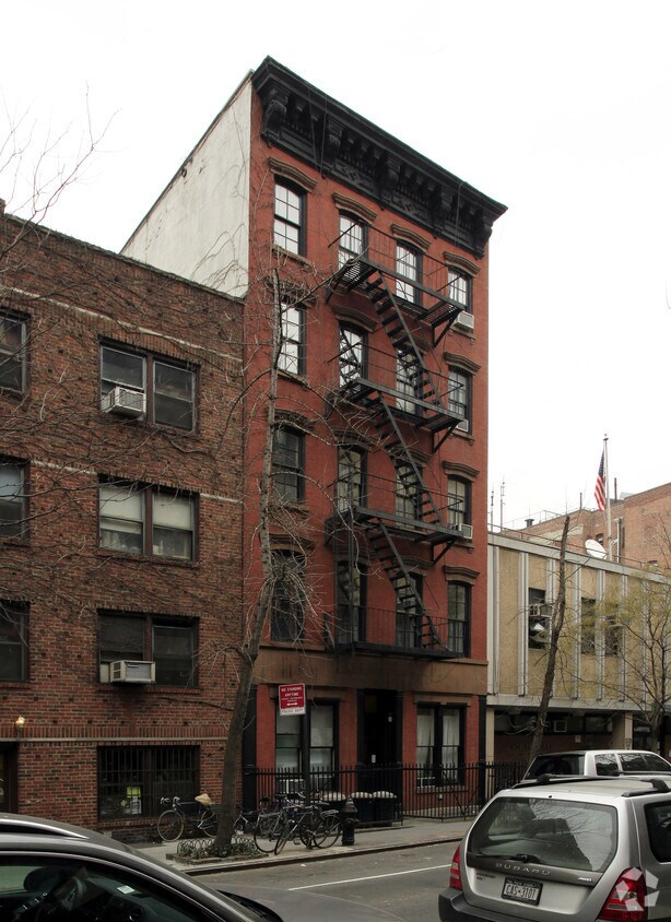 Building Photo - 237 W 10th St