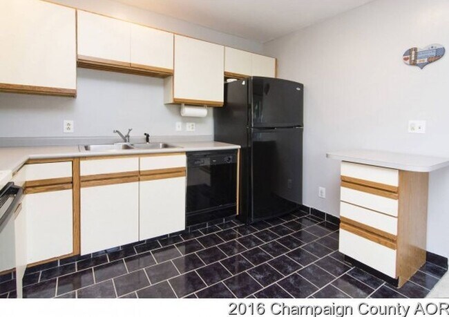 Foto del edificio - 2bed/1.5bath Condo near Robeson Elementary