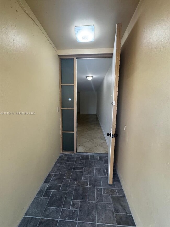 Foto del edificio - 7000 Crown Gate Ct