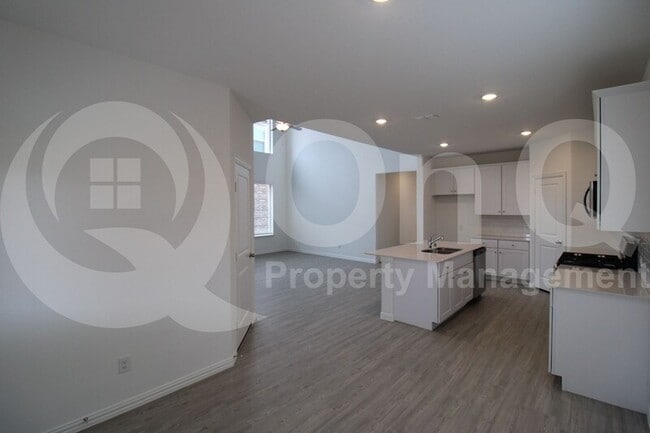 Building Photo - 9945 Little Tree Ln
