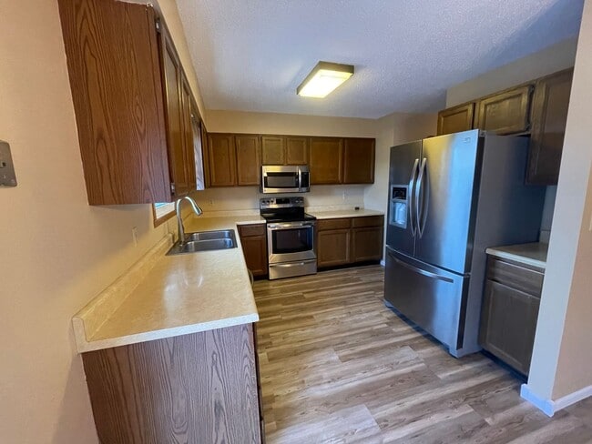 Building Photo - 2 bd/1.5 Bath Townhome FOR RENT!!