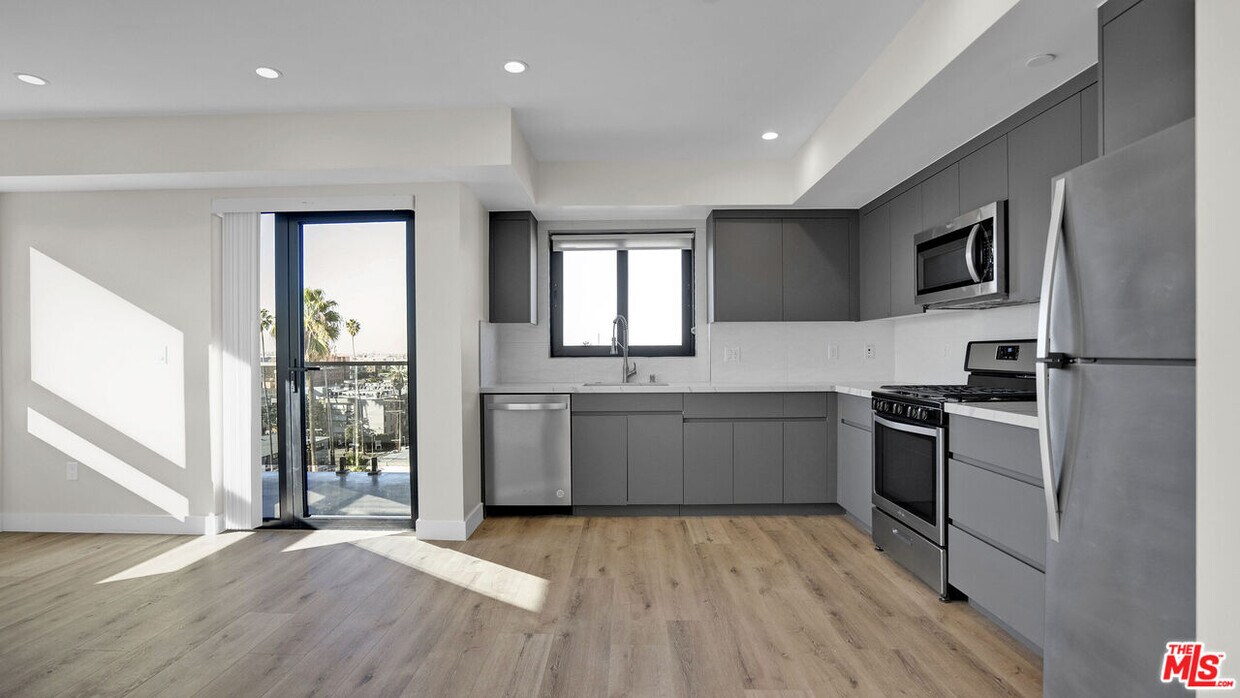 Foto principal - 846 S Mariposa Ave