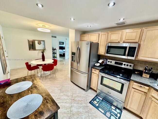 Building Photo - 5555 Collins Ave