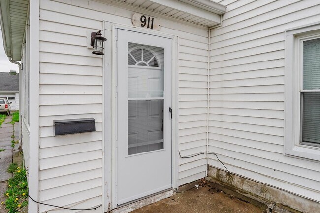 Building Photo - 911 W Madison St