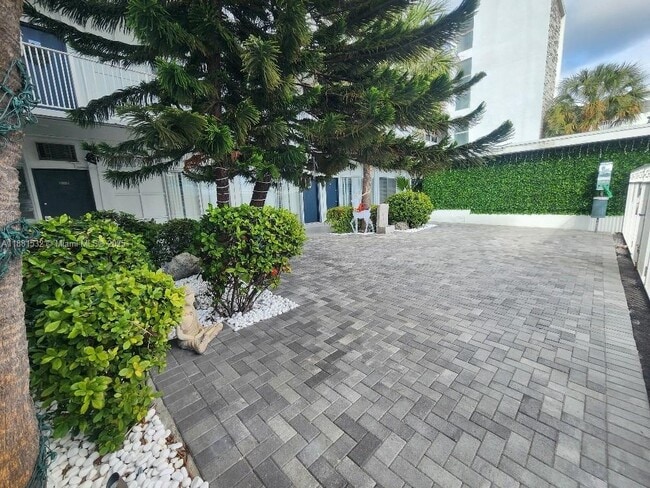 Building Photo - 2101 Normandy Dr