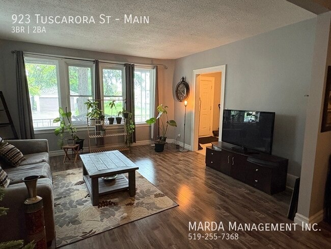 Building Photo - Charming 3 BEDROOM, 2 BATHROOM MAIN FLOOR ...