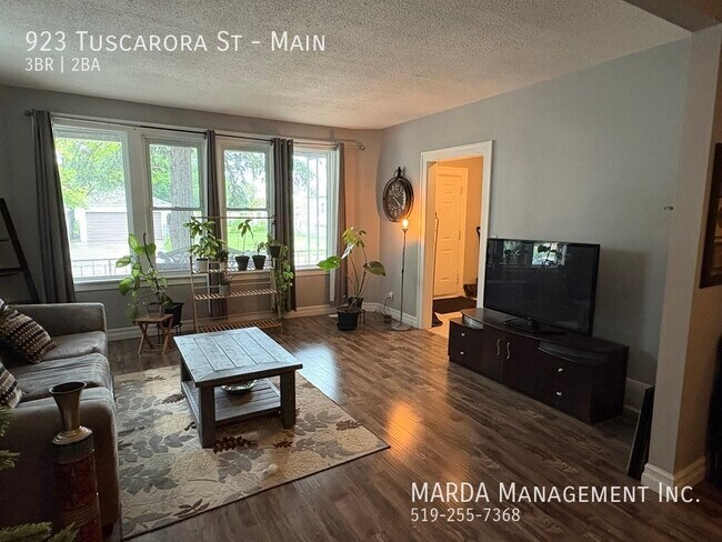 Photo du bâtiment - Charming 3 BEDROOM, 2 BATHROOM MAIN FLOOR ...
