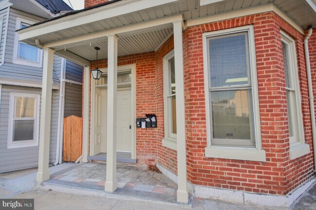 Building Photo - 203 W John St