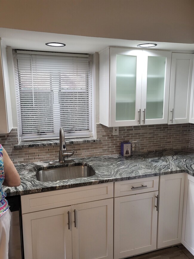 Foto del edificio - 24 Littlefield Ave